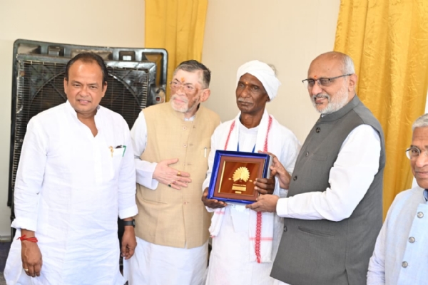 JH VP PAID TRIBUTE BIRSA MUNDA ULIHATU MET DESCEND