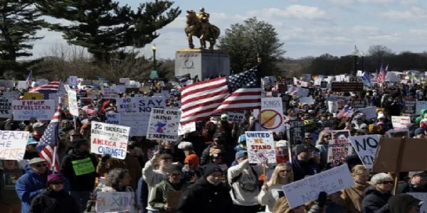 अमेरिकेत ट्रम्प यांची धोरणे, महागाई आणि इराण युद्धाचा निषेध करण्यासाठी लाखो लोक रस्त्यावर