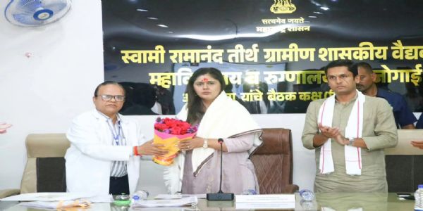 मंत्री पंकजा मुंडे यांनी घेतला शासकीय ग्रामीण वैद्यकीय रुग्णालयाच्या कामकाजाचा आढावा