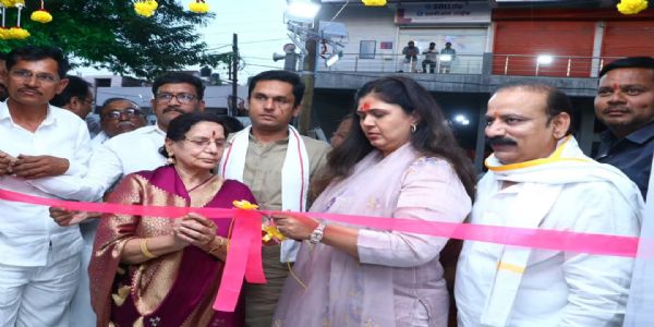 अंबाजोगाईत पंकजा मुंडे यांच्या भव्य जनसंपर्क कार्यालयाचे लोकार्पण
