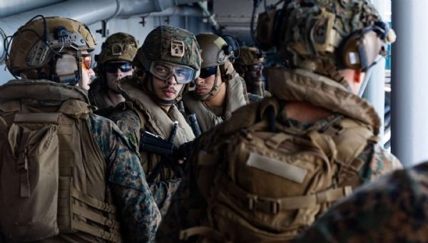 ३,५०० मरीन सैनिकांसह अमेरिकेची यूएसएस त्रिपोली  युद्धनौका युद्धक्षेत्रात दाखल