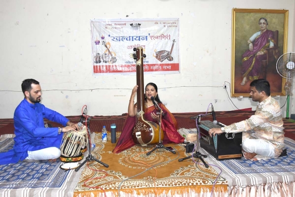 खल्वायनच्या मासिक संगीत सभेत  गायन सादर करताना  पुण्याच्या ए ग्रेड आर्टिस्ट डॉ. राधिका जोशी. सोबत तबला साथ सोहम जोशी, हार्मोनियम साथ- अमित ओक