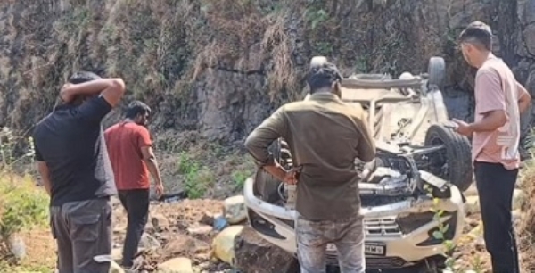 जळगाव–पुणे–दिघी राष्ट्रीय महामार्गावर घोणसे घाटात दि.२ रोजी सायंकाळी 7 च्या दरम्यान पर्यटकांच्या कारचा भीषण अपघात झाला. केळेवाडी येथील तीव्र वळणावर भरधाव वेगातील MH 18 BR 1275 या क्रमांकाची कार दगडाला धडकून पलटी झाली. या अपघातात किमान सात पर्यटक जखमी झाले असून सुदैवाने जीवितहानी टळली.   जखमींमध्ये नरेंद्र महाजन (वय २६), अक्षय विजय पवार, आदित्य विजय पवार, निलेश संजय भागवत, वैष्णवी दिनेश बागुल (वय २८) व शुभम काशिनाथ मस्के (वय ३०) यांचा समावेश आहे. सर्व जखमी हे धुळे येथील रहिवासी असून महाड येथील गणपती दर्शन करून पुढे श्रीवर्धन, हरिहरेश्वर व दिवेआगर या पर्यटनस्थळी जाण्याच्या मार्गावर होते.   अपघाताचे कारण समोरून येणाऱ्या वाहनांच्या प्रकाशामुळे चालकाचे नियंत्रण सुटल्याचे जखमींनी सांगितले. मात्र घटनास्थळी उपस्थित काही अनुभवी चालकांनी तीव्र वळण, वेग व कमी अनुभव हेही संभाव्य कारण असल्याचे मत व्यक्त केले.   अपघातानंतर जखमींना तत्काळ म्हसळा पोलीस स्टेशन यांच्या मदतीने रुग्णालयात दाखल करण्यात आले. प्राथमिक उपचारांनंतर त्यांना उपजिल्हा रुग्णालय, माणगाव येथे हलविण्यात आले.   म्हसळा पोलीस स्टेशनचे एपीआय रवींद्र पारखे यांनी पर्यटकांना आवाहन केले की, घोणसे घाट परिसरात तीव्र वळणे, उतार व अरुंद रस्ता असल्याने वाहन चालविताना वेग मर्यादा पाळावी. रात्रीच्या वेळी हायबीम दिव्यांचा वापर टाळून सुरक्षिततेला प्रथम प्राधान्य द्यावे. कोकणातील पर्यटनाचा आनंद घेताना खबरदारी घेणे अत्यावश्यक असल्याचे त्यांनी नमूद केले.    ---------------