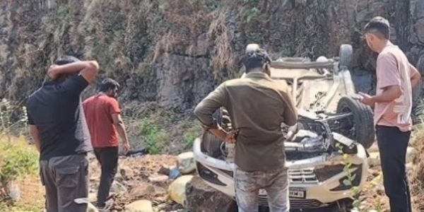 घोणसे घाटात भीषण अपघात; कार पलटी, 7 जखमी