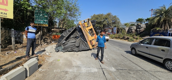 A container filled with iron pipes overturned near N.D. Studio; fortunately no casualties were reported. A container filled with iron pipes overturned near N.D. Studio; fortunately no casualties were reported.