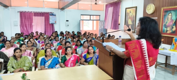 हुंडाप्रतिबंधक प्रथेविषयी बोलताना न्या नेवसे