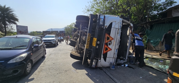 A container filled with iron pipes overturned near N.D. Studio; fortunately no casualties were reported. A container filled with iron pipes overturned near N.D. Studio; fortunately no casualties were reported.