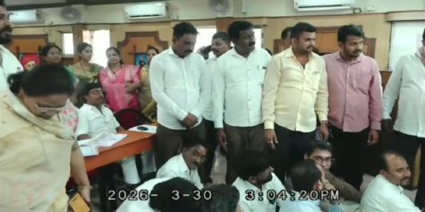 अकोला: महापालिकेच्या अर्थसंकल्पीय सभेत गोंधळ, 16 नगरसेवक निलंबित