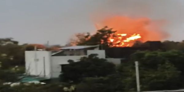 अकोल्यात बेमौसम पावसाचा फटका; विजेच्या कडकडाटाने आगही भडकली