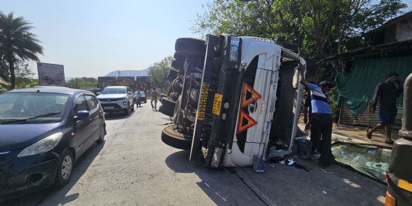 रायगडमध्ये कंटेनर उलटला; जीवितहानी नाही