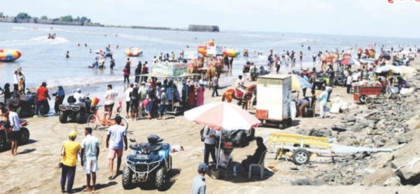 समुद्रकिनारे फुलले, पण पर्यटक हैराण! रायगडात गर्दीचा स्फोट; गॅस टंचाई आणि ट्रॅफिकने घेतली कोंडी रायगड : परीक्षांचा हंगाम संपताच रायगड जिल्ह्यातील समुद्रकिनाऱ्यांवर पर्यटकांची अक्षरशः लाट उसळली आहे. अलिबाग, किहीम, मुरूड, दिवेआगर हे किनारे पर्यटकांनी फुलून गेले असतानाच गॅस टंचाई आणि प्रचंड वाहतूक कोंडीमुळे पर्यटकांचा आनंद मात्र हिरावला जात असल्याचे चित्र समोर आले आहे. उन्हाळ्याच्या सुट्ट्यांची चाहूल लागताच कुटुंबे, मित्रपरिवार आणि तरुणाई मोठ्या संख्येने रायगडच्या किनाऱ्यांकडे धाव घेत आहे. समुद्रकिनाऱ्यांवर तुफान गर्दी, हॉटेल्स फुल्ल, पार्किंगला जागा नाही – अशी परिस्थिती निर्माण झाली आहे. मात्र, या गर्दीतच मूलभूत सुविधांचा बोजवारा उडाल्याचे स्पष्ट दिसत आहे. सर्वात मोठा फटका बसला आहे तो गॅस टंचाईचा. अनेक हॉटेल्स आणि खानावळींना स्वयंपाक करणे कठीण झाले असून काही ठिकाणी हॉटेल्स बंद ठेवावी लागत आहेत. तर काही ठिकाणी ‘मर्यादित मेन्यू’वरच भागवावे लागत आहे. परिणामी, पर्यटकांना जेवणासाठी तासन्तास वाट पाहावी लागत असून संताप व्यक्त केला जात आहे. यातच भर म्हणजे रस्त्यांची दुरवस्था आणि सुरू असलेली कामे. अलिबाग आणि मुरूड परिसरात रस्त्यांचे काम सुरू असल्याने वाहतूक कोंडीने अक्षरशः कोंडीत पकडले आहे. अरुंद रस्ते, लांबच लांब वाहनांच्या रांगा आणि तासन्तास ट्रॅफिकमध्ये अडकलेले पर्यटक – असा त्रासदायक अनुभव अनेकांना येत आहे. एकीकडे समुद्रकिनाऱ्यांची नैसर्गिक सुंदरता पर्यटकांना आकर्षित करत असली, तरी दुसरीकडे गॅस टंचाई आणि ट्रॅफिक कोंडीमुळे “सुट्टी की सजा?” असा सवाल पर्यटक उपस्थित करत आहेत. दरम्यान, हॉटेल व्यावसायिकांनी गॅस पुरवठा तातडीने सुरळीत करण्याची मागणी केली आहे. तसेच स्थानिक नागरिकांनी रस्त्यांची कामे लवकर पूर्ण करण्याचे आवाहन केले आहे. प्रशासनाने तातडीने हस्तक्षेप करून परिस्थिती नियंत्रणात आणावी, अन्यथा पर्यटनावर याचा विपरीत परिणाम होण्याची भीती व्यक्त केली जात आहे. समुद्रकिनारे फुलले, पण पर्यटक हैराण! रायगडात गर्दीचा स्फोट; गॅस टंचाई आणि ट्रॅफिकने घेतली कोंडी रायगड : परीक्षांचा हंगाम संपताच रायगड जिल्ह्यातील समुद्रकिनाऱ्यांवर पर्यटकांची अक्षरशः लाट उसळली आहे. अलिबाग, किहीम, मुरूड, दिवेआगर हे किनारे पर्यटकांनी फुलून गेले असतानाच गॅस टंचाई आणि प्रचंड वाहतूक कोंडीमुळे पर्यटकांचा आनंद मात्र हिरावला जात असल्याचे चित्र समोर आले आहे. उन्हाळ्याच्या सुट्ट्यांची चाहूल लागताच कुटुंबे, मित्रपरिवार आणि तरुणाई मोठ्या संख्येने रायगडच्या किनाऱ्यांकडे धाव घेत आहे. समुद्रकिनाऱ्यांवर तुफान गर्दी, हॉटेल्स फुल्ल, पार्किंगला जागा नाही – अशी परिस्थिती निर्माण झाली आहे. मात्र, या गर्दीतच मूलभूत सुविधांचा बोजवारा उडाल्याचे स्पष्ट दिसत आहे. सर्वात मोठा फटका बसला आहे तो गॅस टंचाईचा. अनेक हॉटेल्स आणि खानावळींना स्वयंपाक करणे कठीण झाले असून काही ठिकाणी हॉटेल्स बंद ठेवावी लागत आहेत. तर काही ठिकाणी ‘मर्यादित मेन्यू’वरच भागवावे लागत आहे. परिणामी, पर्यटकांना जेवणासाठी तासन्तास वाट पाहावी लागत असून संताप व्यक्त केला जात आहे. यातच भर म्हणजे रस्त्यांची दुरवस्था आणि सुरू असलेली कामे. अलिबाग आणि मुरूड परिसरात रस्त्यांचे काम सुरू असल्याने वाहतूक कोंडीने अक्षरशः कोंडीत पकडले आहे. अरुंद रस्ते, लांबच लांब वाहनांच्या रांगा आणि तासन्तास ट्रॅफिकमध्ये अडकलेले पर्यटक – असा त्रासदायक अनुभव अनेकांना येत आहे. एकीकडे समुद्रकिनाऱ्यांची नैसर्गिक सुंदरता पर्यटकांना आकर्षित करत असली, तरी दुसरीकडे गॅस टंचाई आणि ट्रॅफिक कोंडीमुळे “सुट्टी की सजा?” असा सवाल पर्यटक उपस्थित करत आहेत. दरम्यान, हॉटेल व्यावसायिकांनी गॅस पुरवठा तातडीने सुरळीत करण्याची मागणी केली आहे. तसेच स्थानिक नागरिकांनी रस्त्यांची कामे लवकर पूर्ण करण्याचे आवाहन केले आहे. प्रशासनाने तातडीने हस्तक्षेप करून परिस्थिती नियंत्रणात आणावी, अन्यथा पर्यटनावर याचा विपरीत परिणाम होण्याची भीती व्यक्त केली जात आहे.