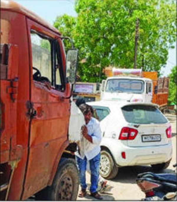 वाळूमाफियाची महसूल अधिकाऱ्याला धक्काबुक्की