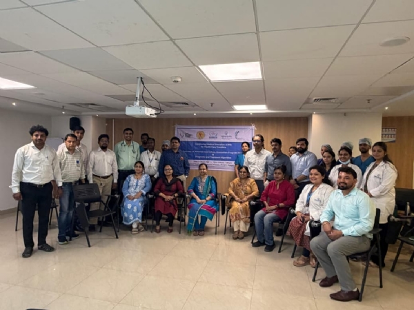 एप्रिलमध्ये विशेष डिजिटल शेती शाळा; शेतकऱ्यांना सहभागी होण्याचे आवाहन जिल्ह्यातील शेतकऱ्यांसाठी एप्रिल २०२६ महिन्यात विशेष डिजिटल शेती शाळांचे आयोजन करण्यात आले असून, या उपक्रमात मोठ्या संख्येने सहभागी व्हावे असे आवाहन कृषी विभागामार्फत करण्यात आले आहे. हवामानातील वाढती अनिश्चितता, पावसाचा खंड आणि नैसर्गिक आपत्तींमुळे पारंपारिक कोरडवाहू शेतीसमोर गंभीर आव्हाने उभी राहिली आहेत. उत्पादन खर्च वाढत असताना शेतकऱ्यांचे उत्पन्न टिकवणे अवघड झाले आहे. या पार्श्वभूमीवर कृषी विभागांतर्गत नानाजी देशमुख कृषी संजीवनी प्रकल्पामार्फत “हवामान अनुकूल तंत्रज्ञान अभियान” राबविण्यात येत आहे. या अभियानाचा उद्देश उत्पादन खर्च कमी करून प्रतिकूल परिस्थितीतही शेतकऱ्यांचे उत्पन्न सुरक्षित ठेवणे हा आहे. या अभियानांतर्गत नानाजी देशमुख कृषी संजीवनी प्रकल्प व पानी फाउंडेशन यांच्या संयुक्त विद्यमाने एप्रिल महिन्यात चार विशेष डिजिटल शेती शाळांचे आयोजन करण्यात आले आहे. या शेती शाळांद्वारे कृषी विद्यापीठातील तज्ञ, कृषी विभागाचे अधिकारी तसेच प्रगतशील शेतकरी यांच्या माध्यमातून विविध आधुनिक तंत्रज्ञानाची माहिती शेतकऱ्यांना देण्यात येणार आहे. शेती शाळांचे वेळापत्रक पुढीलप्रमाणे आहे — १ एप्रिल रोजी पेरणीपूर्व तंत्रज्ञान, बेड तयार करणे, कमी मशागत, आंतरपीक पद्धती व बीजप्रक्रिया यावर मार्गदर्शन केले जाईल. ८ एप्रिल रोजी जैविक व नैसर्गिक निविष्ठा उत्पादन, बीजामृत, जीवामृत, लिंबोळी अर्क, दशपर्णी अर्क व ट्रायकोडर्मा याबाबत माहिती दिली जाईल. १५ एप्रिल रोजी एकात्मिक कीड व्यवस्थापनावर सविस्तर चर्चा होईल. २२ एप्रिल रोजी भात शेतीसाठी सुधारित लागवड तंत्र, थेट पेरणी (DSR), श्री पद्धत व यांत्रिकी लागवड यावर मार्गदर्शन केले जाईल. सर्व शेती शाळा सायंकाळी ७.३० वाजता सुरू होणार असून, या सत्रांचे थेट प्रक्षेपण कृषी विभाग, नानाजी देशमुख कृषी संजीवनी प्रकल्प, पानी फाउंडेशन आणि उमेद यांच्या यूट्यूब चॅनलवर करण्यात येणार आहे. शेतकरी, महिला बचत गट, शेतकरी उत्पादक कंपन्या, कृषी मंडळे, बीज उत्पादक तसेच वनपट्टाधारक यांनी या डिजिटल शेती शाळांचा लाभ घ्यावा, असे आवाहन करण्यात आले आहे. प्रकल्प संचालक आत्मा तथा जिल्हा अधीक्षक कृषी अधिकारी श्रीमती वंदना शिंदे यांनी जास्तीत जास्त शेतकऱ्यांनी या उपक्रमात सहभागी व्हावे, असे आवाहन केले आहे. एप्रिलमध्ये विशेष डिजिटल शेती शाळा; शेतकऱ्यांना सहभागी होण्याचे आवाहन जिल्ह्यातील शेतकऱ्यांसाठी एप्रिल २०२६ महिन्यात विशेष डिजिटल शेती शाळांचे आयोजन करण्यात आले असून, या उपक्रमात मोठ्या संख्येने सहभागी व्हावे असे आवाहन कृषी विभागामार्फत करण्यात आले आहे. हवामानातील वाढती अनिश्चितता, पावसाचा खंड आणि नैसर्गिक आपत्तींमुळे पारंपारिक कोरडवाहू शेतीसमोर गंभीर आव्हाने उभी राहिली आहेत. उत्पादन खर्च वाढत असताना शेतकऱ्यांचे उत्पन्न टिकवणे अवघड झाले आहे. या पार्श्वभूमीवर कृषी विभागांतर्गत नानाजी देशमुख कृषी संजीवनी प्रकल्पामार्फत “हवामान अनुकूल तंत्रज्ञान अभियान” राबविण्यात येत आहे. या अभियानाचा उद्देश उत्पादन खर्च कमी करून प्रतिकूल परिस्थितीतही शेतकऱ्यांचे उत्पन्न सुरक्षित ठेवणे हा आहे. या अभियानांतर्गत नानाजी देशमुख कृषी संजीवनी प्रकल्प व पानी फाउंडेशन यांच्या संयुक्त विद्यमाने एप्रिल महिन्यात चार विशेष डिजिटल शेती शाळांचे आयोजन करण्यात आले आहे. या शेती शाळांद्वारे कृषी विद्यापीठातील तज्ञ, कृषी विभागाचे अधिकारी तसेच प्रगतशील शेतकरी यांच्या माध्यमातून विविध आधुनिक तंत्रज्ञानाची माहिती शेतकऱ्यांना देण्यात येणार आहे. शेती शाळांचे वेळापत्रक पुढीलप्रमाणे आहे — १ एप्रिल रोजी पेरणीपूर्व तंत्रज्ञान, बेड तयार करणे, कमी मशागत, आंतरपीक पद्धती व बीजप्रक्रिया यावर मार्गदर्शन केले जाईल. ८ एप्रिल रोजी जैविक व नैसर्गिक निविष्ठा उत्पादन, बीजामृत, जीवामृत, लिंबोळी अर्क, दशपर्णी अर्क व ट्रायकोडर्मा याबाबत माहिती दिली जाईल. १५ एप्रिल रोजी एकात्मिक कीड व्यवस्थापनावर सविस्तर चर्चा होईल. २२ एप्रिल रोजी भात शेतीसाठी सुधारित लागवड तंत्र, थेट पेरणी (DSR), श्री पद्धत व यांत्रिकी लागवड यावर मार्गदर्शन केले जाईल. सर्व शेती शाळा सायंकाळी ७.३० वाजता सुरू होणार असून, या सत्रांचे थेट प्रक्षेपण कृषी विभाग, नानाजी देशमुख कृषी संजीवनी प्रकल्प, पानी फाउंडेशन आणि उमेद यांच्या यूट्यूब चॅनलवर करण्यात येणार आहे. शेतकरी, महिला बचत गट, शेतकरी उत्पादक कंपन्या, कृषी मंडळे, बीज उत्पादक तसेच वनपट्टाधारक यांनी या डिजिटल शेती शाळांचा लाभ घ्यावा, असे आवाहन करण्यात आले आहे. प्रकल्प संचालक आत्मा तथा जिल्हा अधीक्षक कृषी अधिकारी श्रीमती वंदना शिंदे यांनी जास्तीत जास्त शेतकऱ्यांनी या उपक्रमात सहभागी व्हावे, असे आवाहन केले आहे.