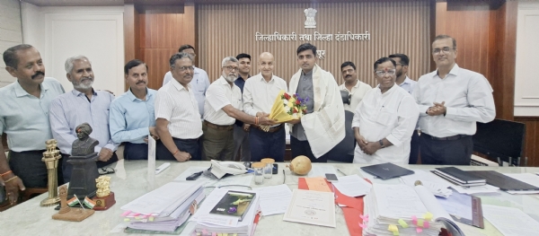 कोल्हापूर फर्स्ट कडून जिल्हाधिकारी अमोल येडगे यांचा सत्कार