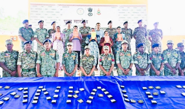 बस्तरमध्ये 33 नक्षलवाद्यांचे आत्मसमर्पण