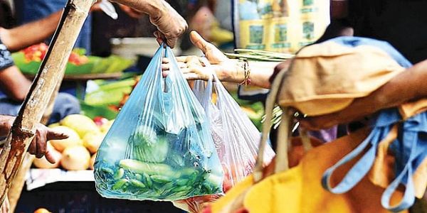 पालघर - सफाळे बाजारपेठेत प्लास्टिक पिशव्यांचा सर्रास वापर; कारवाईचा अभाव