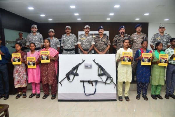 आत्मसमर्पण केलेल्या माओवादी सोबत पोलीस अधिकारी