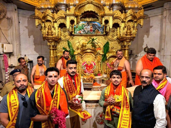 भारतीय क्रिकेटपटू सिद्धिविनायकाच्या दर्शनाला भारतीय क्रिकेटपटू सिद्धिविनायकाच्या दर्शनाला