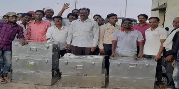 अकोला : गरजू बांधकाम मजुरांना घरगुती साहित्याचे वितरण