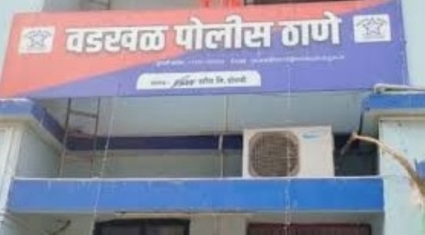 ### हेडिंग पर्याय  1. **प्रसाद देण्याच्या बहाण्याने सोन्याच्या अंगठ्या लंपास; पेण तालुक्यात फसवणूक** 2. **‘प्रसाद वाटा’ म्हणत चार हजार रुपये व सोन्याच्या अंगठ्या घेऊन पसार** 3. **पेणमध्ये प्रसादाच्या बहाण्याने फसवणूक; दोन इसमांविरोधात गुन्हा** 4. **बिस्कीटच्या पिशवीत प्रसादाचा बहाणा; नागरिकांची सोन्याची अंगठी लंपास** 5. **वडखळ पोलीस ठाणे हद्दीत फसवणूक; प्रसादाच्या नावाखाली अंगठ्या घेऊन फरार**  ---  ## बातमी (सुमारे २००–२५० शब्द)  पेण : पेण तालुक्यातील वडखळ पोलीस ठाणे हद्दीत प्रसाद देण्याच्या बहाण्याने सोन्याच्या अंगठ्या लंपास केल्याची घटना घडली असून याप्रकरणी दोन अज्ञात इसमांविरोधात गुन्हा दाखल करण्यात आला आहे.  मिळालेल्या माहितीनुसार, ही घटना ४ मार्च २०२६ रोजी सकाळी सुमारे ११.२५ वाजण्याच्या सुमारास मौजे गडब गावाजवळ, जांभेला गावाच्या वेशीजवळील रस्त्याच्या कडेला घडली. फिर्यादी हे गडब गावाजवळील जांभेला गावाच्या वेशीजवळ रस्त्याच्या कडेला असलेल्या लाकडी बाकड्यावर बसलेले असताना दोन अनोळखी इसम त्यांच्याकडे आले. त्यांनी फिर्यादी यांना बिस्कीटच्या पुड्यांची पिशवी देत “यामध्ये प्रसाद आहे, तुमच्या गावात वाटा,” असे सांगितले.  यानंतर प्रसादासाठी चार हजार रुपये त्या पिशवीमध्ये ठेवण्यास सांगितले. तसेच फिर्यादी यांच्या बोटातील दोन सोन्याच्या अंगठ्या काढून पिशवीत ठेवण्यास सांगितले. दरम्यान आरोपींनी फिर्यादी यांना बोलण्यात गुंतवून ठेवत त्यांच्या सोन्याच्या अंगठ्या घेऊन तेथून पसार झाले. याचप्रमाणे कोलेटीवाडी येथील एका साक्षीदाराचीही एक सोन्याची अंगठी अशाच प्रकारे फसवणूक करून नेल्याचे समोर आले आहे.  या प्रकरणी वडखळ पोलीस ठाण्यात गुन्हा क्रमांक १६/२०२६ नोंद करण्यात आला असून भारतीय न्याय संहिता (BNS) कलम ३१८(४) व ३(५) अन्वये गुन्हा दाखल करण्यात आला आहे. या घटनेचा पुढील तपास सहाय्यक पोलीस निरीक्षक अतिक्षा गायकवाड करीत आहेत.