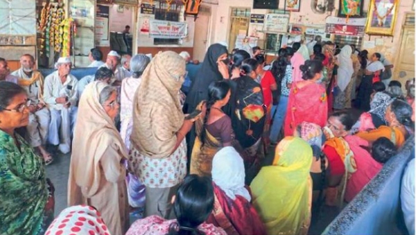 परिवहन मंडळाच्या व्यवस्थेवर प्रश्नचिन्ह; कार्डसाठी ज्येष्ठांची गर्दी सवलत कार्डासाठी बसस्थानकात तासन्तास प्रतीक्षा