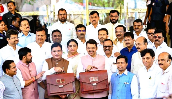 अर्थसंकल्प सादर करण्यासाठी जाताना मुख्यमंत्री देवेंद्र फडणवीस व इतर मान्यवर