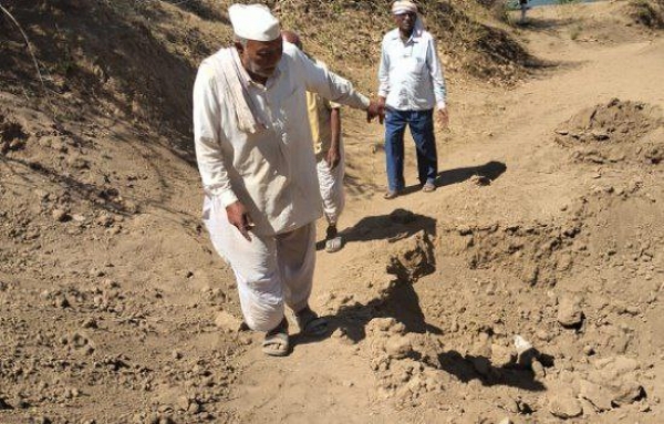 अवैध वाळू तस्करी रोखण्यासाठी रस्त्यात खड्डे; जावरा फत्तेपूर गावकऱ्यांना विनाकारण त्रास