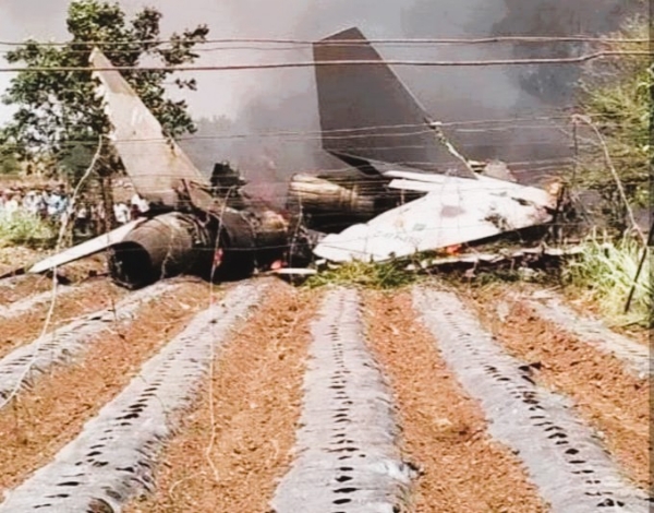 आसाममध्ये वायुसेनेचे सुखोई लढाऊ विमान कोसळले आसाममध्ये वायुसेनेचे सुखोई लढाऊ विमान कोसळले