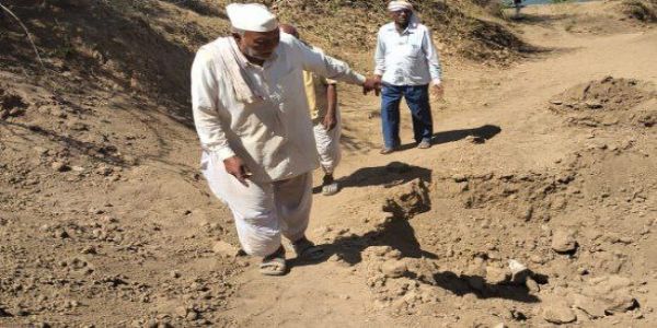 अमरावती : अवैध वाळू तस्करी रोखण्यासाठी रस्त्यात खड्डे; जावरा फत्तेपूर गावकऱ्यांना विनाकारण त्रास