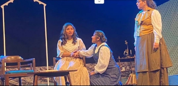 दगडी भिंत नाटकातील एक दृश्य