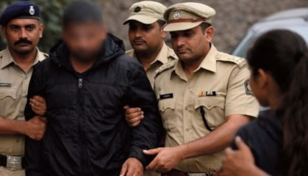 खाकी इन अँक्शन मोड