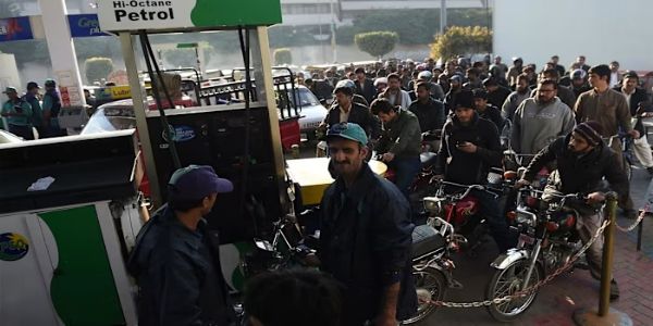 पाकिस्तानात पेट्रोल-डिझेलच्या दरात मोठी वाढ