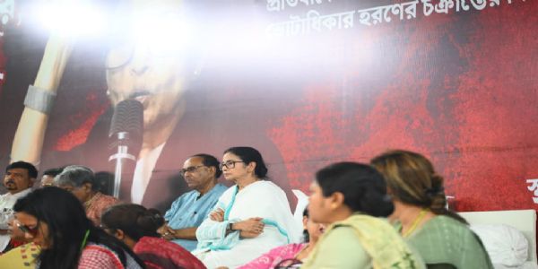 मतदार यादीच्या वादावरून सलग दुसऱ्या दिवशी ममता बॅनर्जी यांचे धरणे आंदोलन