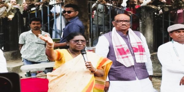 पश्चिम बंगाल : राष्ट्रपतींच्या स्वागतासाठी मुख्यमंत्री अनुपस्थित