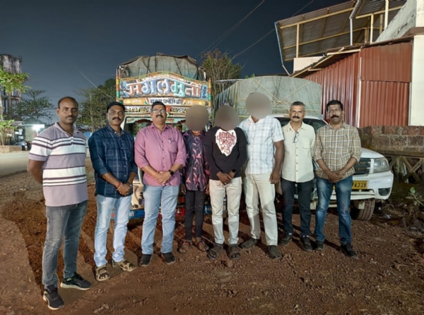 खैराची अवैध वाहतूक करणाऱ्यांसह पोलीस पथक