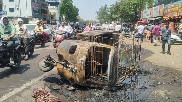 पेट घेतलेला ऑटो आगीत खाक; सुदैवाने जीवितहानी टळली
