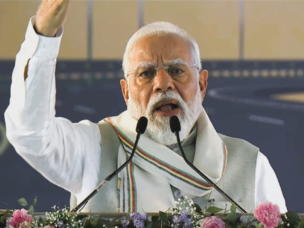 आसाम येथील सभेत बोलताना पंतप्रधान नरेंद्र मोदी