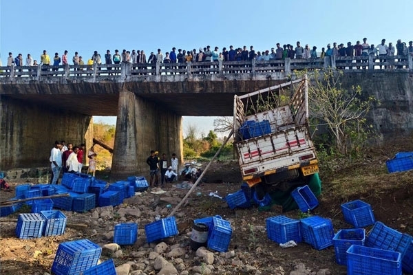 धारणीच्या लवादाजवळ भीषण अपघात पीकअप पुलाखाली कोसळली, 2 ठार