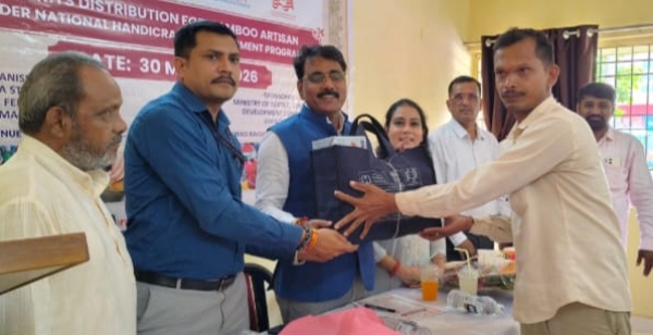 बांबू व्यावसायिकांना स्टूल कीटचे वाटप; जिल्हाधिकारी किशन जावळे उपस्थित  अलिबाग : पर्यावरणपूरक व पारंपरिक हस्तकलेला चालना देण्यासाठी जिल्हा प्रशासनाने पुढाकार घेत बांबू व्यावसायिकांना स्टूल कीटचे वाटप केले. अलिबाग तालुक्यातील 50 बांबू कारागिरांना अत्यावश्यक साधनांनी सुसज्ज असे कीट जिल्हाधिकारी किशन जावळे यांच्या हस्ते वितरित करण्यात आले.  या स्टूल कीटमध्ये कटर, ड्रिल मशीनसह विविध आवश्यक साहित्यांचा समावेश असून यामुळे कारागिरांचे काम अधिक सुलभ आणि दर्जेदार होणार आहे. बांबू हा पर्यावरणपूरक व्यवसाय असून त्याच्या माध्यमातून स्थानिकांना रोजगाराच्या नव्या संधी उपलब्ध होतात. या व्यवसायाच्या वृद्धीसाठी प्रशासनाकडून विविध उपक्रम राबविले जात आहेत.  या कार्यक्रमाला जिल्हा परिषदेच्या मुख्य कार्यकारी अधिकारी नेहा भोसले, जिल्हा उद्योग केंद्राचे अधिकारी हरालय्या, वरिष्ठ सहाय्यक संचालक चंद्रशेखर सिंग, व्यवस्थापक स्वप्ना राऊत यांच्यासह मोठ्या संख्येने लाभार्थी उपस्थित होते.  राष्ट्रीय हस्तकला विकास कार्यक्रमांतर्गत आयुक्त हस्तकला कार्यालय, वस्त्र मंत्रालय, भारत सरकार आणि महाराष्ट्र स्टेट हॅन्डलूम फेडरेशन लिमिटेड यांच्या संयुक्त विद्यमाने हा उपक्रम राबविण्यात आला. नागाव, थळ, पोयनाड, रेवस, साळाव आणि रेवदंडा येथील लाभार्थ्यांना या कीटचे वितरण करण्यात आले.  यावेळी जिल्हाधिकारी किशन जावळे आणि नेहा भोसले यांनी मार्गदर्शन करताना बांबू व्यवसाय अधिक विकसित करण्यासाठी शासन विविध योजना राबवत असल्याचे सांगितले. या उपक्रमामुळे स्थानिक कारागिरांना मोठा आधार मिळणार असून त्यांच्या उत्पन्नात वाढ होण्याची अपेक्षा व्यक्त करण्यात आली.