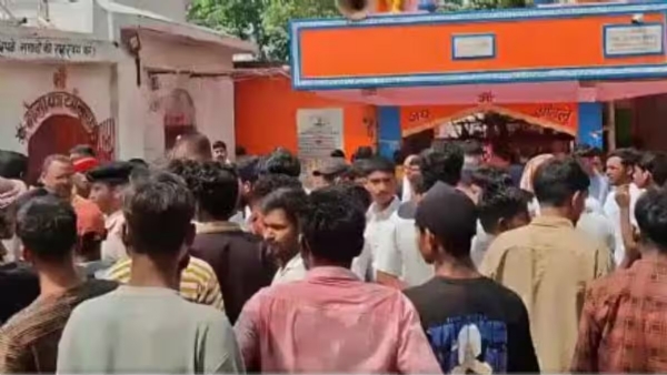 नालंदा चेंगराचेंगरी प्रकरण : मंदिराच्या पुजाऱ्यासह ४ जणांना अटक, ४० जणांविरोधात गुन्हा दाखल नालंदा चेंगराचेंगरी प्रकरण : मंदिराच्या पुजाऱ्यासह ४ जणांना अटक, ४० जणांविरोधात गुन्हा दाखल