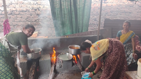 Politics heats up over cylinder shortage; Kitchen help for eateries in Raigad