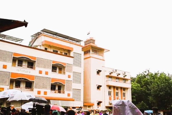 नागपूरच्या महाल परिसरातील संघ मुख्यालयाच्या इमारतीचे संग्रहित छायाचित्र नागपूरच्या महाल परिसरातील संघ मुख्यालयाच्या इमारतीचे संग्रहित छायाचित्र