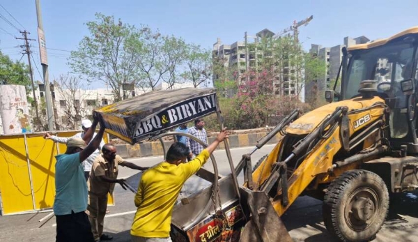 महानगरपालिकेच्या अतिक्रमण निर्मूलन विभागामार्फत  कारवाई