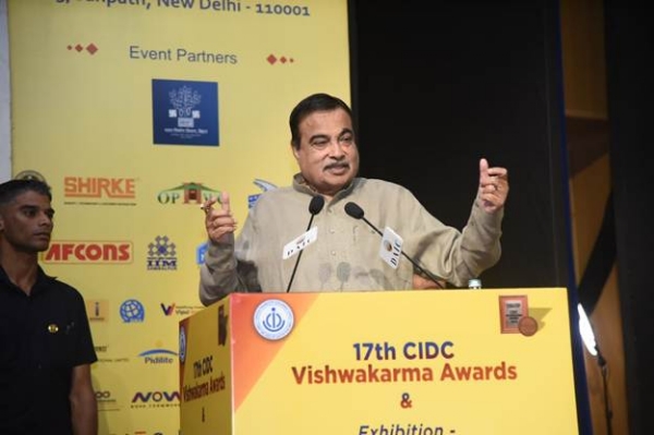Nitin Gadkari adopt alternative fuels innovative technology construction sector