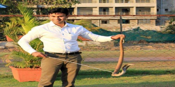 'गोंधळ’चे दिग्दर्शक संतोष डावखर सर्पमित्राच्या भूमिकेत