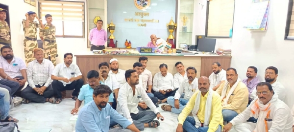 विशेष सभा गुंडाळल्याच्या निषेधार्थ ठिय्या आंदोलन