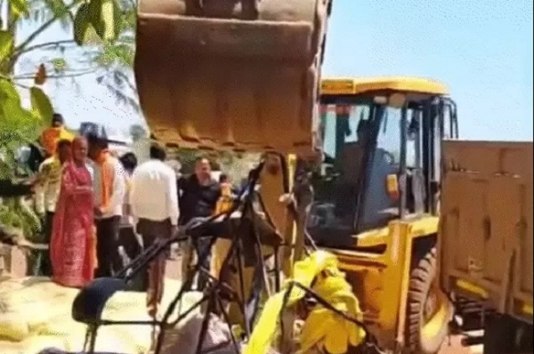 MP Truck overturns on auto Four dead MP Truck overturns on auto Four dead