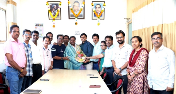 **रायगड जिल्हा परिषद कर्मचारी पतपेढीच्या अध्यक्षपदी राजेंद्र गायकवाड यांची निवड**  रायगड जिल्हा परिषद कर्मचारी सहकारी पतपेढीच्या अध्यक्षपदी राजेंद्र गायकवाड यांची निवड करण्यात आली आहे.  पतपेढीच्या अध्यक्षपदासाठी शुक्रवारी (दि. 10) निवडणूक पार पडली. या निवडणुकीत गायकवाड यांनी 13 पैकी 9 मते मिळवत विजय संपादन केला. त्यांच्या निवडीमुळे कर्मचारी वर्गात समाधानाचे वातावरण निर्माण झाले आहे.  प्रभारी अध्यक्ष तथा उपाध्यक्ष वैभव पाटील, सेक्रेटरी सुदिन कांबळे तसेच आरोग्य कर्मचारी संघटनेचे अध्यक्ष अमोल खैरनार यांनी गायकवाड यांचे अभिनंदन करून पदभार सुपूर्त केला.  यावेळी पतपेढीचे संचालक सुनील घुटे, महेंद्र पुगावकर, स्नेहल मोरे, निलेश कार्लेकर, दीपक देवरुखकर, अमरदीप ठोंबरे, सुनील भुरे, राजेंद्र म्हात्रे, स्मिता पाटील यांच्यासह कार्यालयीन अधिकारी सचिन वावेकर, प्रथमेश घरत, उमेश पाटील आदी उपस्थित होते.