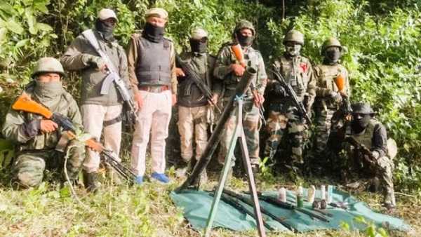 मणिपूरमध्ये जप्त केलेल्या शस्त्रसाठ्यासह सुरक्षादलाचे जवान