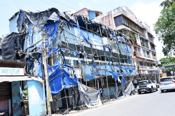 **अलिबागच्या विद्रुपीकरणावरून प्रशासनावर ताशेरे; ज्येष्ठ पत्रकार अमर वार्डे यांचे मुख्याधिकाऱ्यांना पत्र** ‘स्वच्छ अलिबाग, सुंदर अलिबाग’ अशी घोषणा देणाऱ्या अलिबाग नगरपरिषदेच्या कार्यक्षेत्रात सध्या ठिकठिकाणी विद्रुपीकरणाचे साम्राज्य पसरले असून, प्रशासनाने याकडे सोयीस्कर दुर्लक्ष केल्याचा आरोप होत आहे. शहरातील वाढता बकालपणा आणि अनधिकृत होर्डिंग्जमुळे नागरिकांना होत असलेल्या गैरसोयीच्या पार्श्वभूमीवर ज्येष्ठ पत्रकार अमर म. वार्डे यांनी अलिबाग नगरपरिषदेच्या मुख्याधिकाऱ्यांना पत्र पाठवून कडक कारवाईची मागणी केली आहे. शहरातील महत्त्वाच्या मानल्या जाणाऱ्या बालाजीनाका परिसरात बँक ऑफ इंडियाच्या इमारतीचे दुरुस्ती काम सुरू आहे. या कामासाठी इमारतीला रस्त्याच्या कडेला बांबू लावून निळ्या ताडपत्रीने झाकण्यात आले आहे. मात्र, या ताडपत्रीची अवस्था अत्यंत जीर्ण झाली असून तिच्या चिंध्या झालेल्या दिसतात. त्यामुळे शहराच्या सौंदर्याला बाधा येत असल्याचे वार्डे यांनी पत्रात नमूद केले आहे. पर्यटन स्थळ म्हणून ओळख असलेल्या अलिबागमध्ये व्हीआयपी संस्कृतीचा प्रभाव वाढल्याचेही त्यांनी अधोरेखित केले आहे. विविध मान्यवरांच्या स्वागतासाठी जागोजागी कमानी आणि मोठ्या प्रमाणावर होर्डिंग्ज लावण्यात आले असून, काही होर्डिंग्ज रस्त्याच्या वळणावर अशा पद्धतीने उभारण्यात आली आहेत की, वाहनचालकांना समोरील वाहतूक दिसणे कठीण होते. तसेच, विद्युत खांबांवर लावण्यात आलेल्या छोट्या जाहिरातींमुळे शहराचे सौंदर्य विद्रूप होत असल्याची टीकाही करण्यात आली आहे. या जाहिरातींमधून नगरपरिषदेला उत्पन्न मिळते की नाही, असा सवालही उपस्थित करण्यात आला आहे. याशिवाय, शहरात अनेक ठिकाणी कचऱ्याचे ढीग साचलेले दिसतात. काही स्वयंसेवी उपक्रमांतर्गत स्वच्छता मोहीम राबवली जात असली, तरी नगरपरिषदेच्या स्तरावर ठोस उपाययोजना का होत नाहीत, असा प्रश्न वार्डे यांनी उपस्थित केला आहे. शहरातील अनेक बहुमजली इमारतींना बाहेरील रंगकाम न केल्यामुळे परिसर उदासवाणा दिसत असून, दिवसाही अंधार जाणवतो, अशी खंतही त्यांनी व्यक्त केली आहे. राज्यात विद्रुपीकरणाविरोधात कडक कायदे अस्तित्वात असताना त्यांची प्रभावी अंमलबजावणी करणे ही मुख्याधिकाऱ्यांची जबाबदारी असल्याचे पत्रात नमूद करण्यात आले आहे. त्यामुळे संबंधितांवर तातडीने कायदेशीर कारवाई करून अलिबागचे सौंदर्य पुनर्स्थापित करावे, अशी मागणी करण्यात आली आहे. या तक्रारीनंतर आता नगरपरिषद प्रशासन कोणती ठोस पावले उचलते, याकडे अलिबागकरांचे लक्ष लागले आहे. **अलिबागच्या विद्रुपीकरणावरून प्रशासनावर ताशेरे; ज्येष्ठ पत्रकार अमर वार्डे यांचे मुख्याधिकाऱ्यांना पत्र** ‘स्वच्छ अलिबाग, सुंदर अलिबाग’ अशी घोषणा देणाऱ्या अलिबाग नगरपरिषदेच्या कार्यक्षेत्रात सध्या ठिकठिकाणी विद्रुपीकरणाचे साम्राज्य पसरले असून, प्रशासनाने याकडे सोयीस्कर दुर्लक्ष केल्याचा आरोप होत आहे. शहरातील वाढता बकालपणा आणि अनधिकृत होर्डिंग्जमुळे नागरिकांना होत असलेल्या गैरसोयीच्या पार्श्वभूमीवर ज्येष्ठ पत्रकार अमर म. वार्डे यांनी अलिबाग नगरपरिषदेच्या मुख्याधिकाऱ्यांना पत्र पाठवून कडक कारवाईची मागणी केली आहे. शहरातील महत्त्वाच्या मानल्या जाणाऱ्या बालाजीनाका परिसरात बँक ऑफ इंडियाच्या इमारतीचे दुरुस्ती काम सुरू आहे. या कामासाठी इमारतीला रस्त्याच्या कडेला बांबू लावून निळ्या ताडपत्रीने झाकण्यात आले आहे. मात्र, या ताडपत्रीची अवस्था अत्यंत जीर्ण झाली असून तिच्या चिंध्या झालेल्या दिसतात. त्यामुळे शहराच्या सौंदर्याला बाधा येत असल्याचे वार्डे यांनी पत्रात नमूद केले आहे. पर्यटन स्थळ म्हणून ओळख असलेल्या अलिबागमध्ये व्हीआयपी संस्कृतीचा प्रभाव वाढल्याचेही त्यांनी अधोरेखित केले आहे. विविध मान्यवरांच्या स्वागतासाठी जागोजागी कमानी आणि मोठ्या प्रमाणावर होर्डिंग्ज लावण्यात आले असून, काही होर्डिंग्ज रस्त्याच्या वळणावर अशा पद्धतीने उभारण्यात आली आहेत की, वाहनचालकांना समोरील वाहतूक दिसणे कठीण होते. तसेच, विद्युत खांबांवर लावण्यात आलेल्या छोट्या जाहिरातींमुळे शहराचे सौंदर्य विद्रूप होत असल्याची टीकाही करण्यात आली आहे. या जाहिरातींमधून नगरपरिषदेला उत्पन्न मिळते की नाही, असा सवालही उपस्थित करण्यात आला आहे. याशिवाय, शहरात अनेक ठिकाणी कचऱ्याचे ढीग साचलेले दिसतात. काही स्वयंसेवी उपक्रमांतर्गत स्वच्छता मोहीम राबवली जात असली, तरी नगरपरिषदेच्या स्तरावर ठोस उपाययोजना का होत नाहीत, असा प्रश्न वार्डे यांनी उपस्थित केला आहे. शहरातील अनेक बहुमजली इमारतींना बाहेरील रंगकाम न केल्यामुळे परिसर उदासवाणा दिसत असून, दिवसाही अंधार जाणवतो, अशी खंतही त्यांनी व्यक्त केली आहे. राज्यात विद्रुपीकरणाविरोधात कडक कायदे अस्तित्वात असताना त्यांची प्रभावी अंमलबजावणी करणे ही मुख्याधिकाऱ्यांची जबाबदारी असल्याचे पत्रात नमूद करण्यात आले आहे. त्यामुळे संबंधितांवर तातडीने कायदेशीर कारवाई करून अलिबागचे सौंदर्य पुनर्स्थापित करावे, अशी मागणी करण्यात आली आहे. या तक्रारीनंतर आता नगरपरिषद प्रशासन कोणती ठोस पावले उचलते, याकडे अलिबागकरांचे लक्ष लागले आहे.